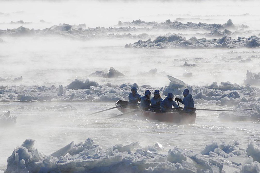 Canot à glace sur le fleuve Saint-Laurent